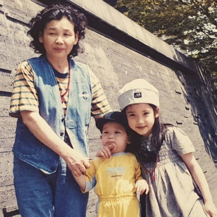 在广场刷到的一些李知恩童年照真的是从小美到大