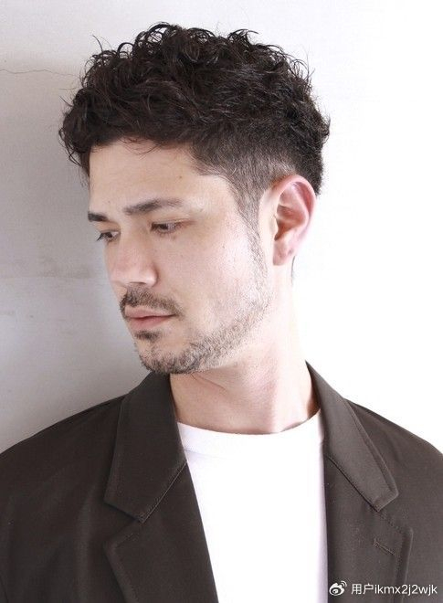 男士发型新风尚:两侧铲短头顶烫卷卷