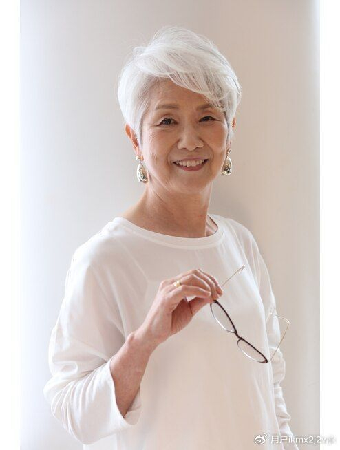 58到88的女性,发型这样剪,花白头发也很美|短发|发型|头发_新浪新闻