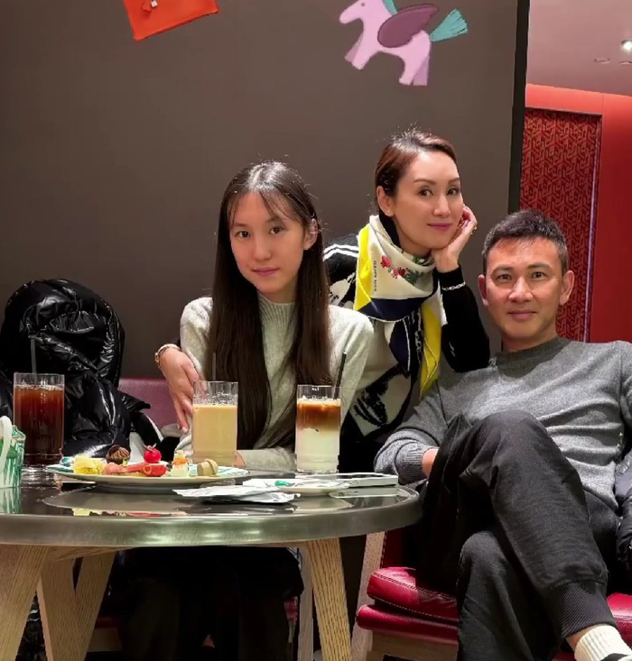 林文龙郭可盈带女儿去上海旅游 一家三口晒全家福打卡新晋景点|林文龙