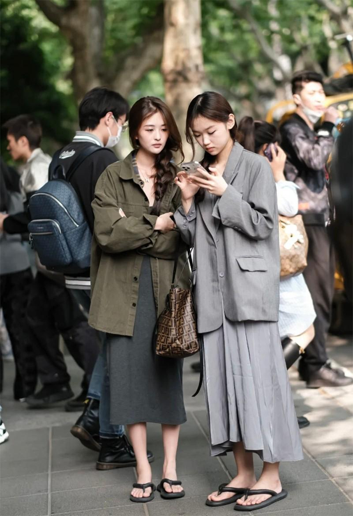 一起探讨一下深圳街拍女生们的穿搭技巧,如何才能穿出时尚洋气的风格?