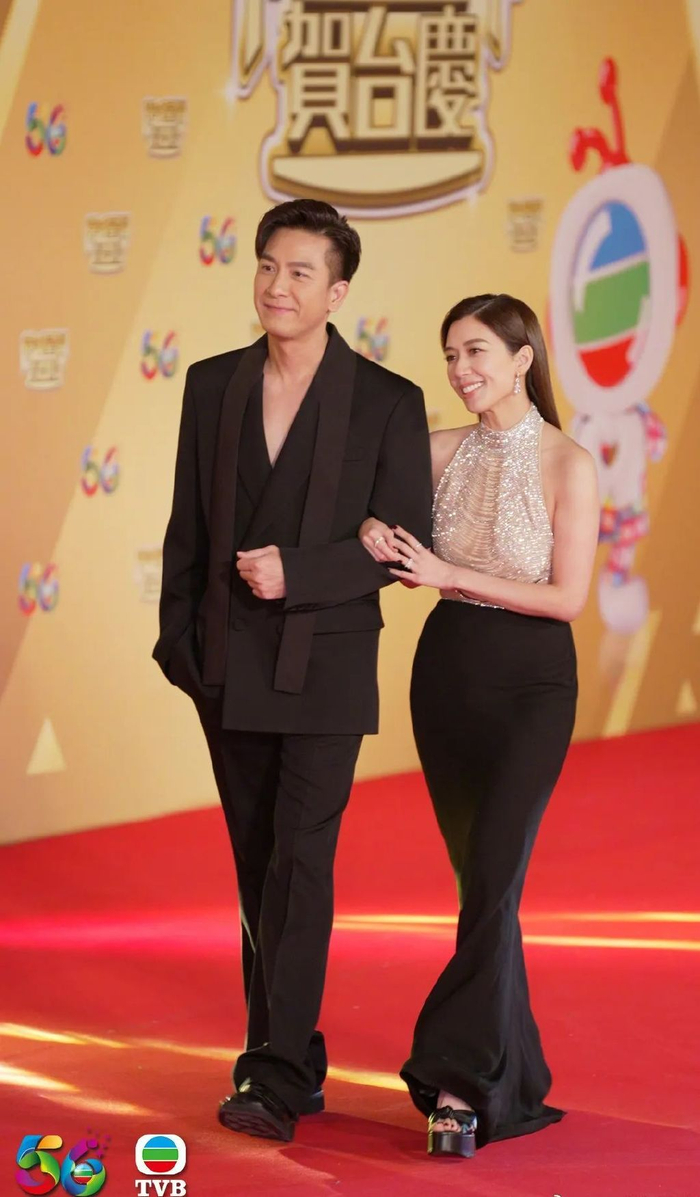 49岁的马国明,穿了一套休闲不失庄重的黑色西服,挺帅气的.