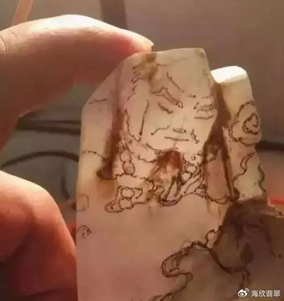 余下的边料虽然布满绺裂,但种水品质上好,玉雕师傅能用雕刻技巧来雕刻