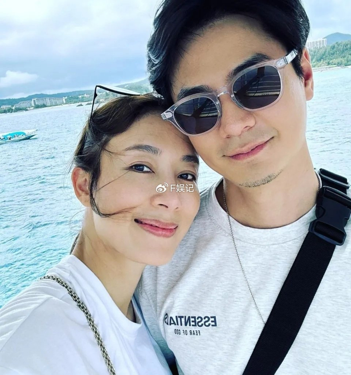 杨怡罗仲谦与子女穿亲子装参加活动 一对子女手牵手走路很温馨|杨怡|罗仲谦|罗子溢|杨茜尧|活动|子女|亲子装|手牵手|夫妻|一家四口|姐弟恋 ...