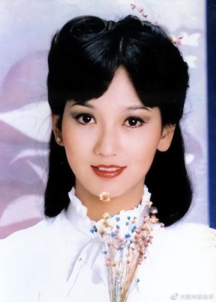 黄汉伟是一名医生,在那个年代,这个职业十分的"吃香".