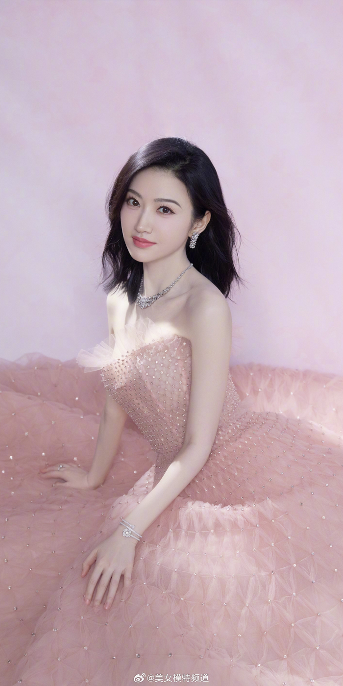 景甜粉色抹胸裙眸间低语清雅浪漫