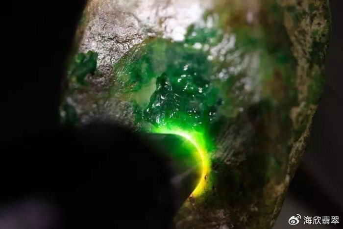 应掌握这些翡翠赌石技巧知识:翡翠原石的裂绺,瑕疵