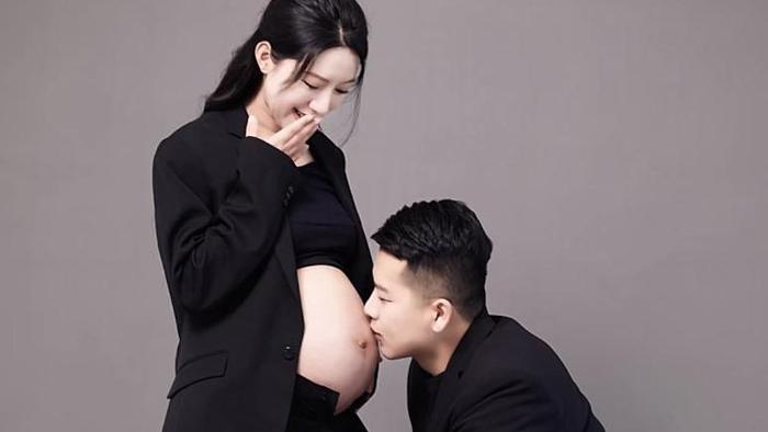 网红麦小登挺孕肚和老公拍写真，只长肚子不长肉，被猜是男孩