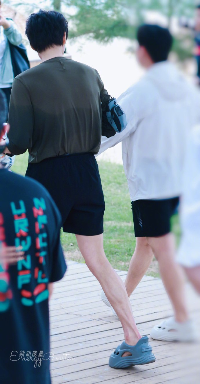 魏大勋的路透真的让人眼前一亮了,这大长腿也太优越了,这脚裸和红绳真