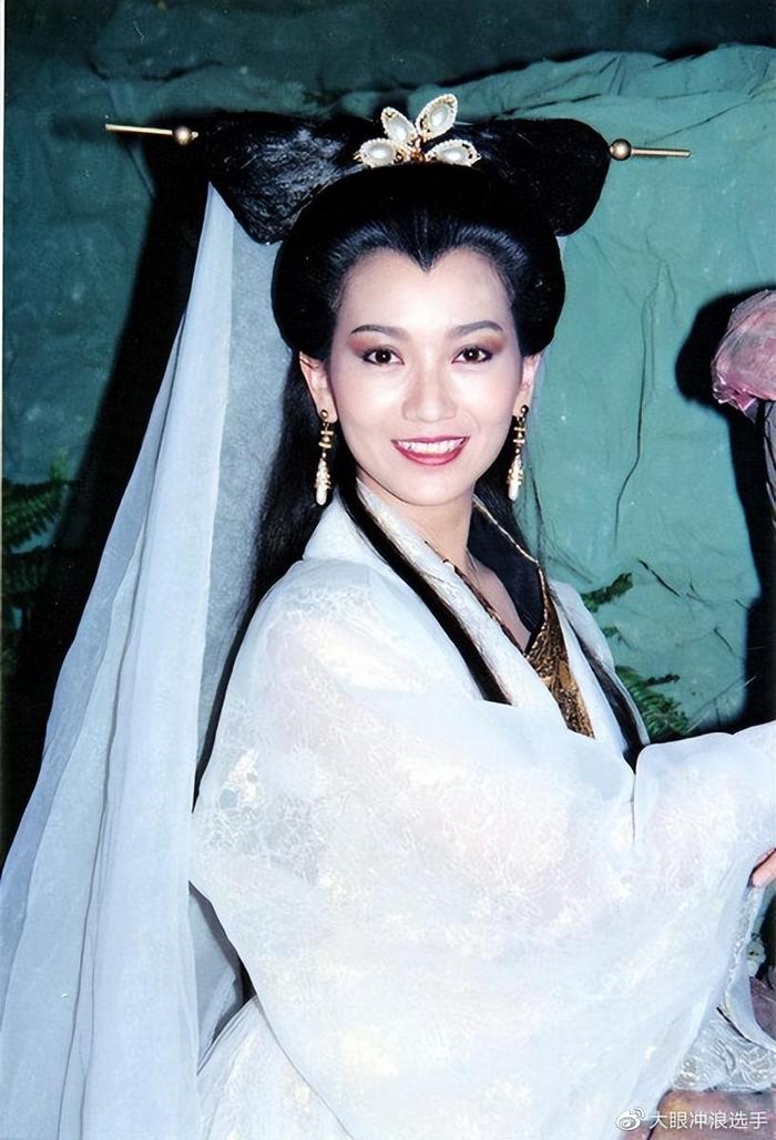 原以为现在的赵雅芝已经很美了,看到她年轻时的照片还是被惊艳到
