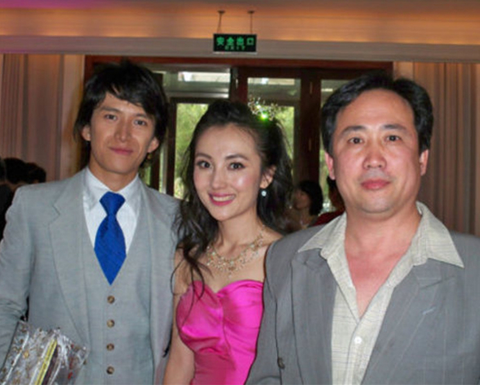 阿部力2006年与中国女演员史可相恋,并在2009年完婚,张信哲还担任了