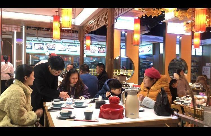 同样,记者在陈蹄花酒楼重庆西永微电园店走访时发现,从新春佳节人气