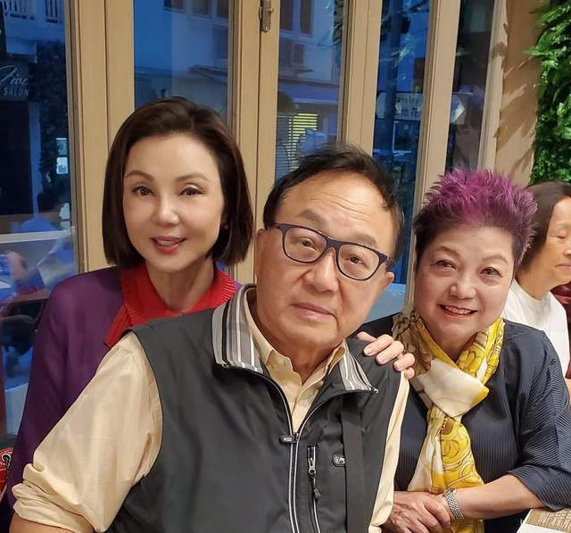 80岁许冠文携妻子外出,夫妻同框差距明显,78岁弟弟许冠武随行