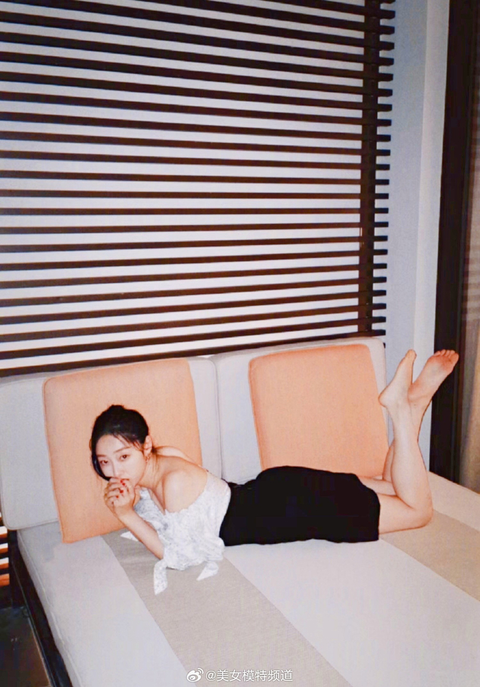 蒋梦婕美腿私服