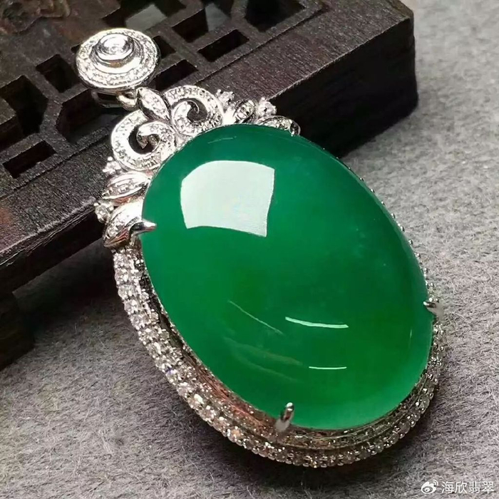 翡翠越戴越绿老人说那是把翡翠戴活了啥回事呢
