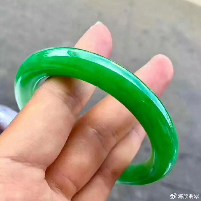 翡翠越戴越绿老人说那是把翡翠戴活了啥回事呢