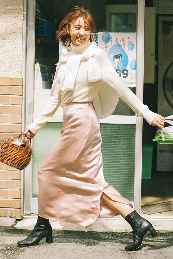 新春时髦穿搭,满街达人都爱穿"毛衣 裙子",保暖舒适又