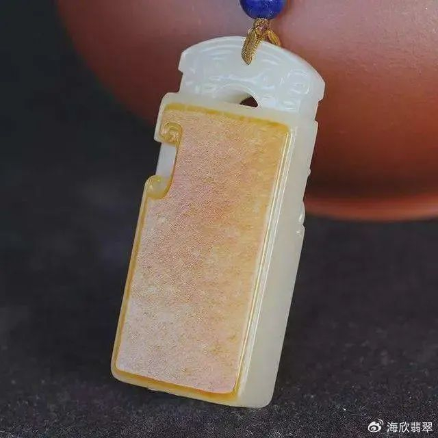 明朝末年,著名玉雕大师陆子冈,将印章,书法,绘画艺术融入玉牌之中,一