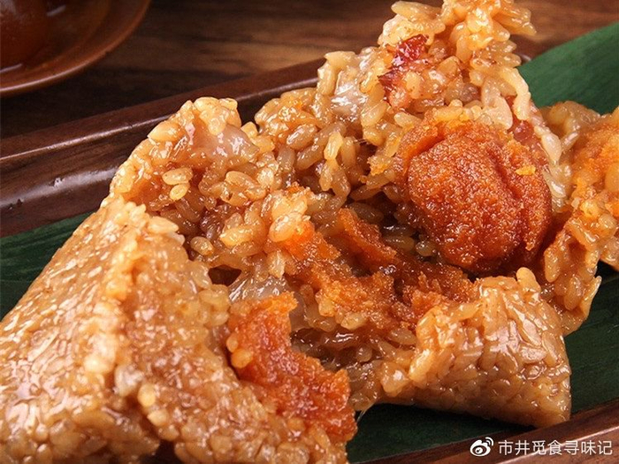 海南的定安黑猪肉粽在粽子江湖中是排的上名号的,顾名思义粽馅中包有