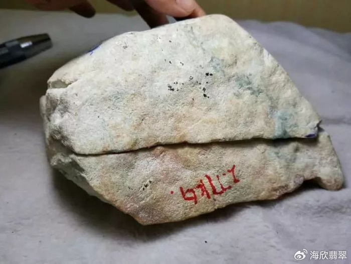 朋友送的生日礼物竟是一块翡翠原石,一刀切下去满满的飘花