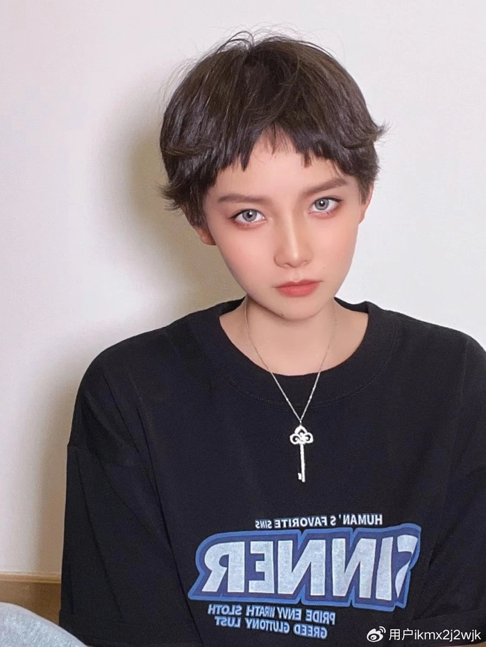 女士短发怎么剪,露耳短发搭配不规则刘海,效果真不赖|短发|刘海|发型