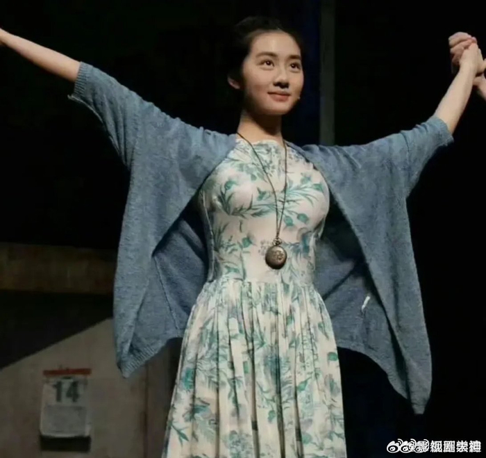 17岁的黄多多演话剧乍一看还以为是她妈妈孙莉站在舞台上