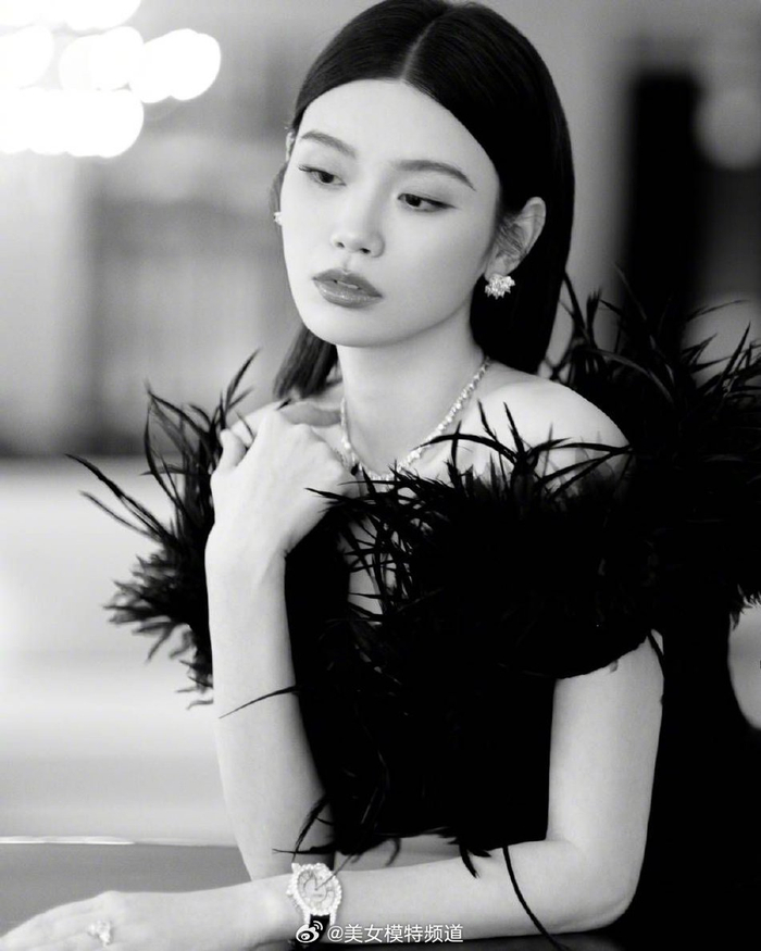 奚梦瑶身穿黑色羽翼长裙气场全开 点缀珠宝更显贵气