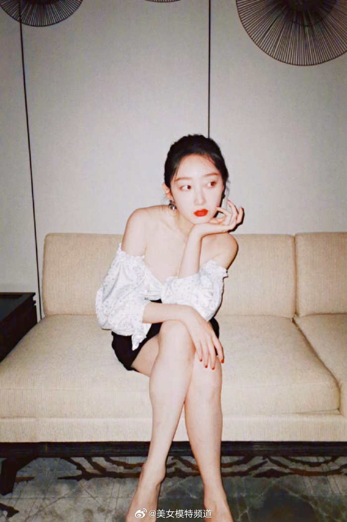 蒋梦婕美腿私服