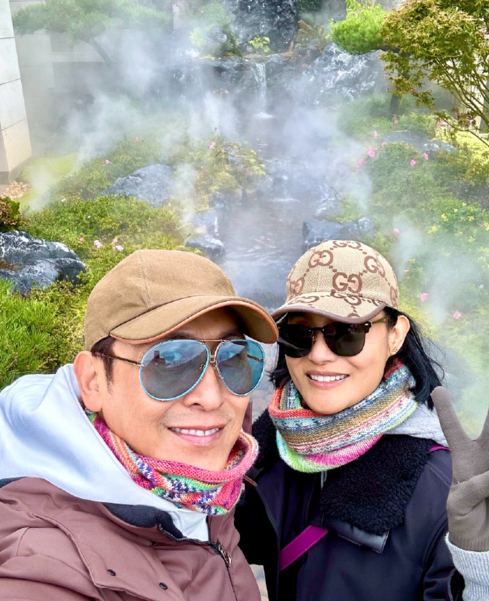 马德钟陪太太在内地旅游享受二人世界 夫妻俩手牵手慢慢爬山很恩爱