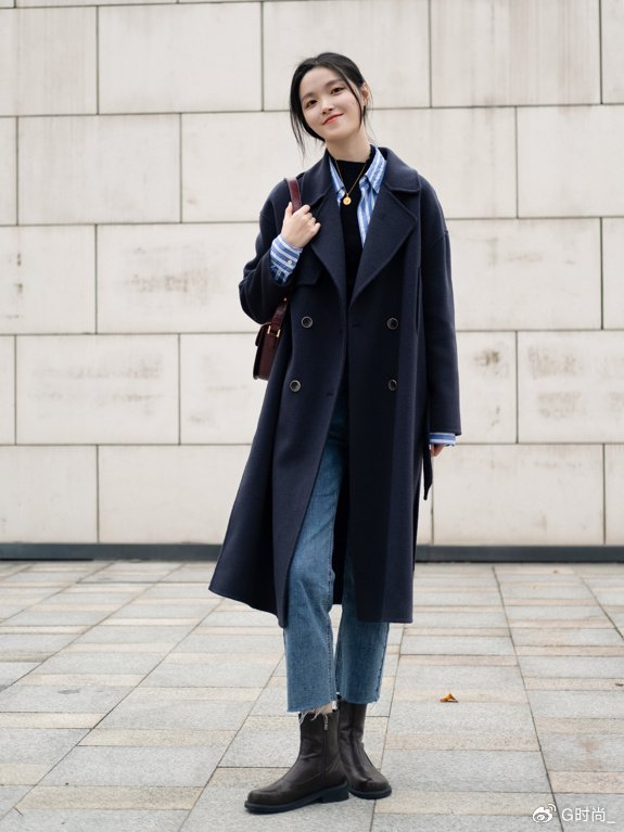 二,搭配牛仔裤/浅色衬衫体现清透舒展气质除了单独搭配以外,藏蓝色内