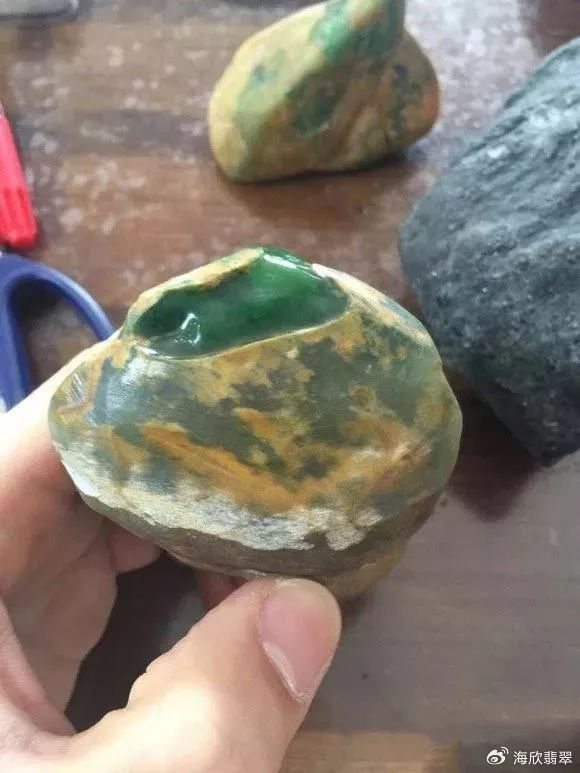 只为开窗那一点帝王绿,花高价拿下翡翠原石,成品出来后鸦雀无声!