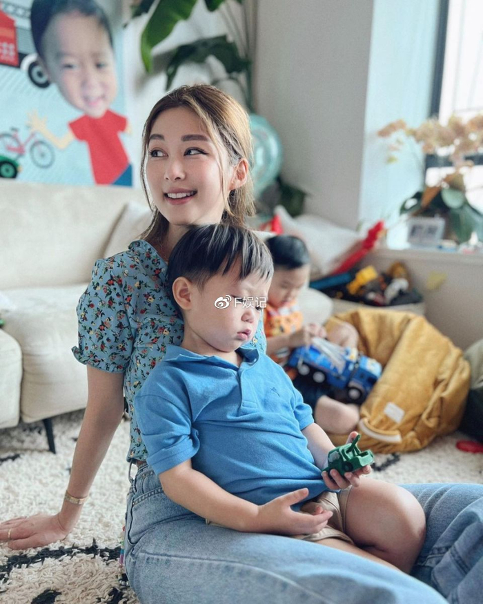 岑丽香一家在家为小儿子庆祝2岁生日 一家四口拍下开心全家福