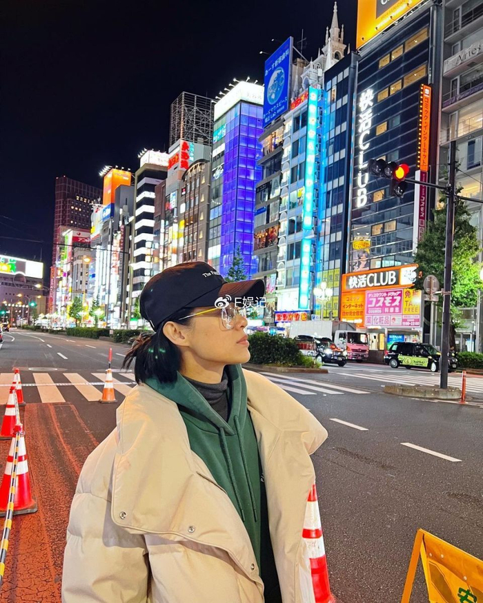 胡杏儿和老公李乘德去旅游庆祝生日夫妻俩不停吃和拍合影