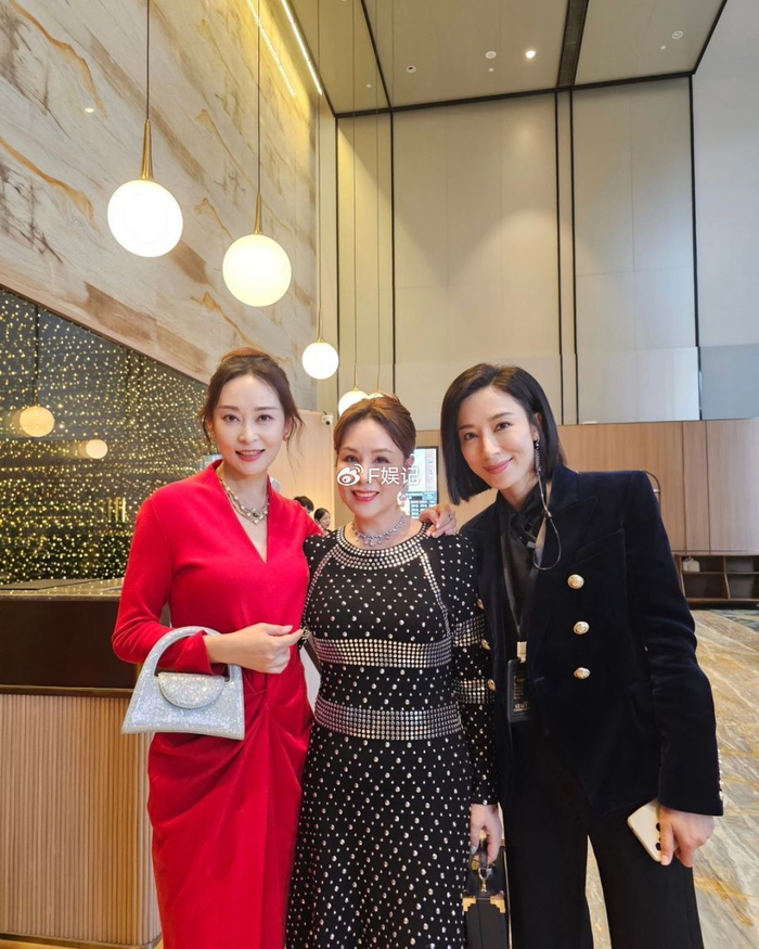 杨怡杨卓娜片场合影曝光 姐妹俩五官很像但风格不同