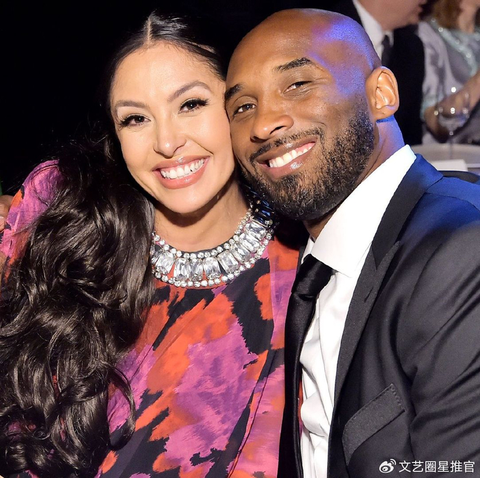 瓦妮莎丧夫后独自过恋爱纪念日晒24年前和科比合照怀里抱男婴