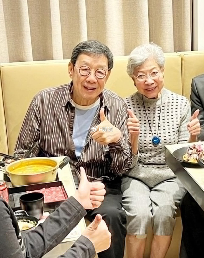 张家辉陪干爸胡枫罗兰吃饭聊天 从这些看出两位老戏骨私下感情好|胡枫