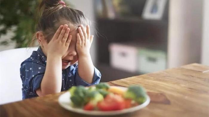 孩子总不肯自己吃饭，愁坏家长？这几招轻松解决