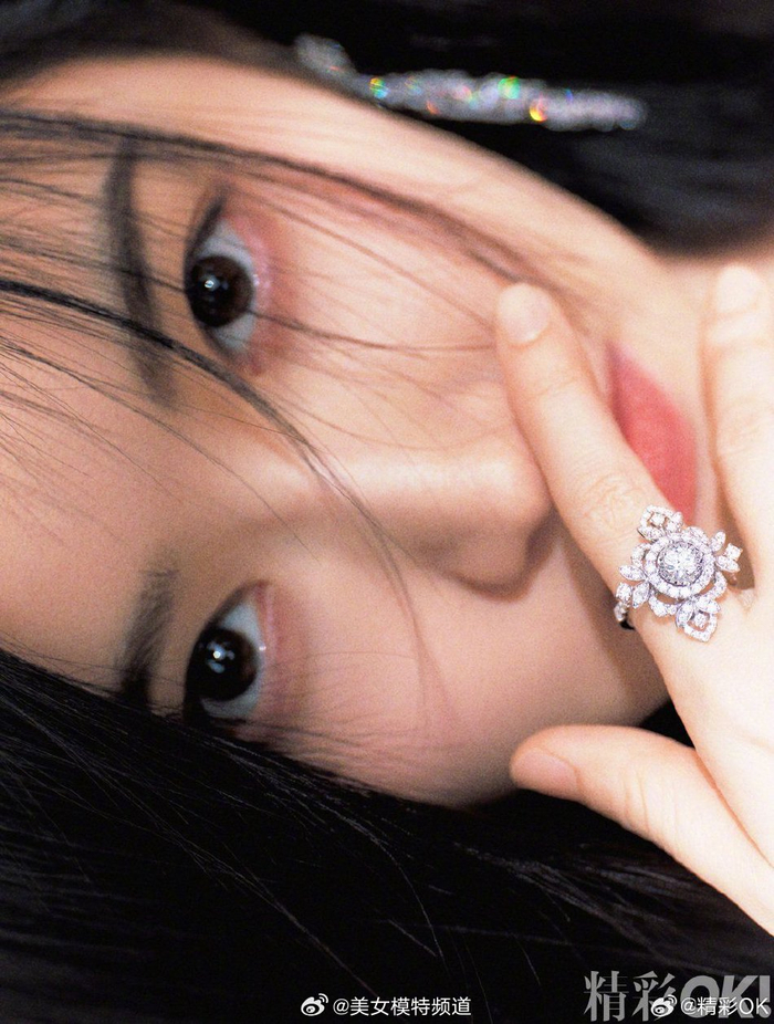 景甜风柔灵动封面大片化身都市摩登女郎明艳大方