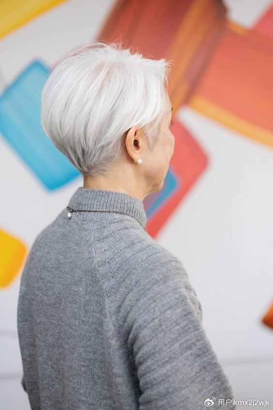 对于花白的头发来说,挂耳短发更能展现出头发的自然质感,使整体造型更