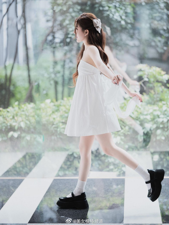 闪闪发光的晴天女孩赵露思白色吊带短裙秀纤细美腿