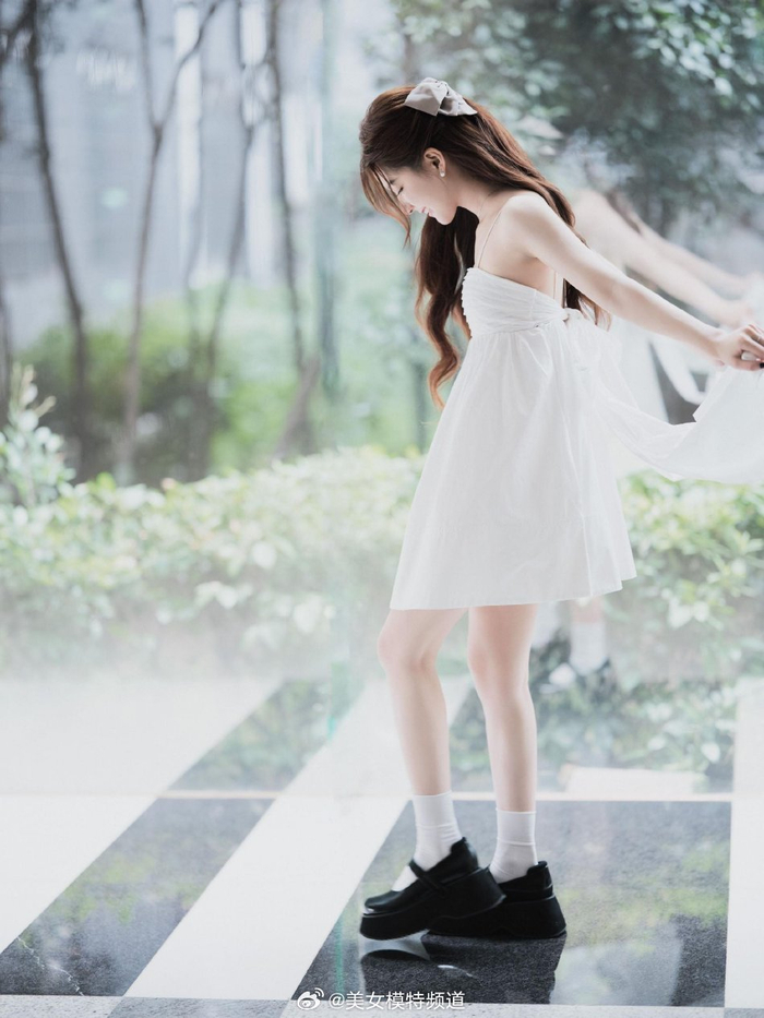 闪闪发光的晴天女孩赵露思白色吊带短裙秀纤细美腿