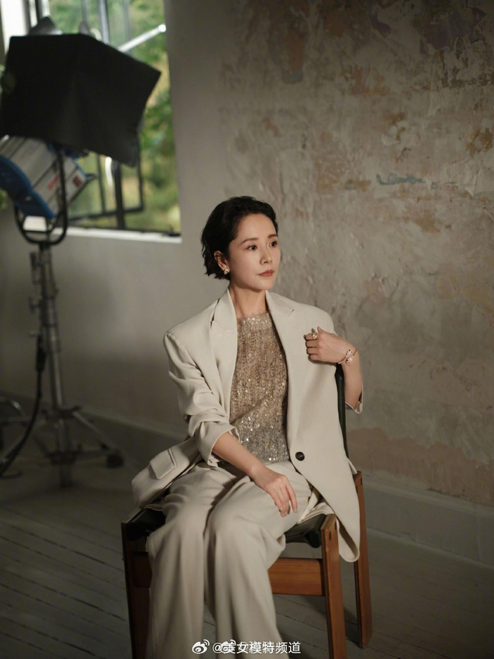 海清着深v套装外搭米色开衫小露美背显慵懒优雅温柔