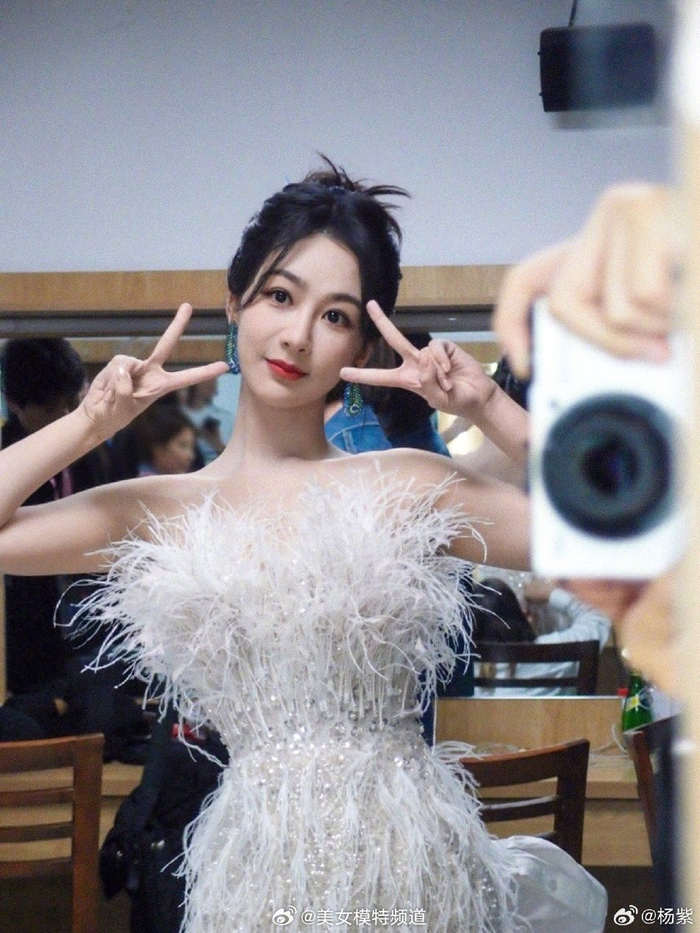 杨紫穿流光羽毛裙温婉动人后台双手比耶可爱俏皮