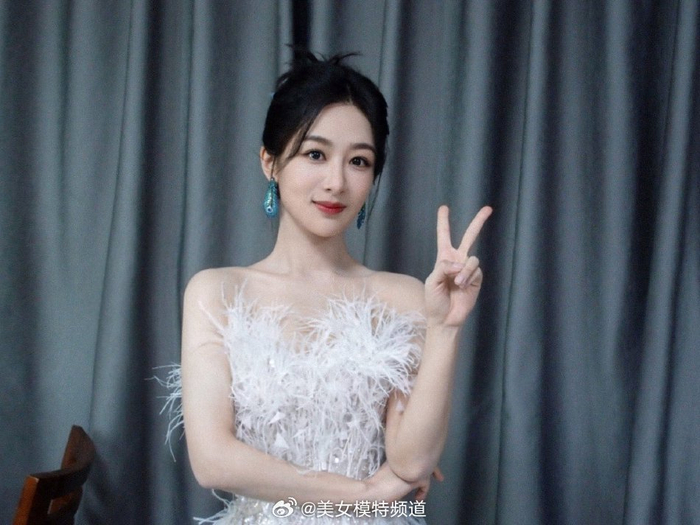 杨紫穿流光羽毛裙温婉动人 后台双手比耶可爱俏皮__财经头条