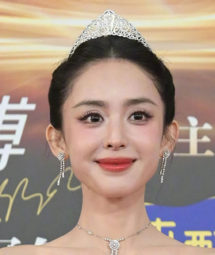 微博之夜明星怼脸生图:秦岚暴露年龄感,井柏然憔悴,于文文脸肿|于文文