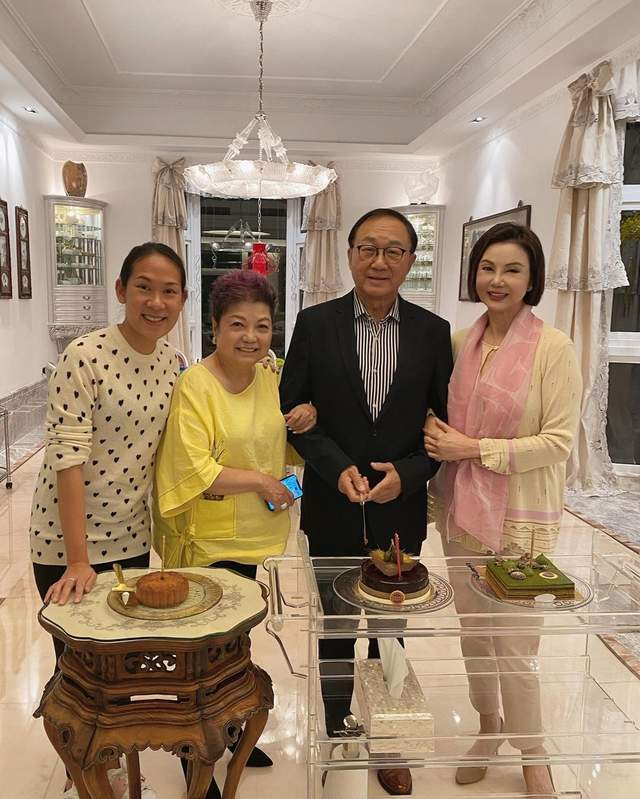 80岁许冠文携妻子外出,夫妻同框差距明显,78岁弟弟许冠武随行