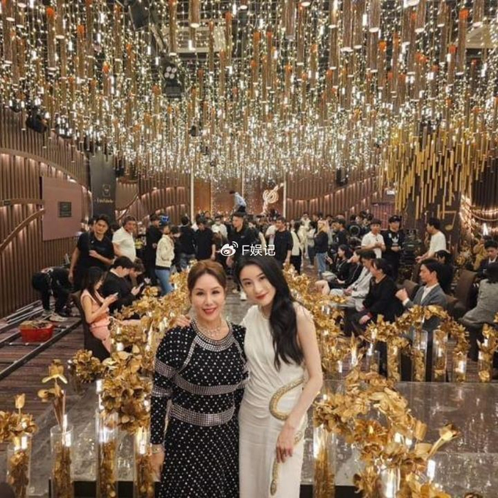 杨怡杨卓娜片场合影曝光 姐妹俩五官很像但风格不同