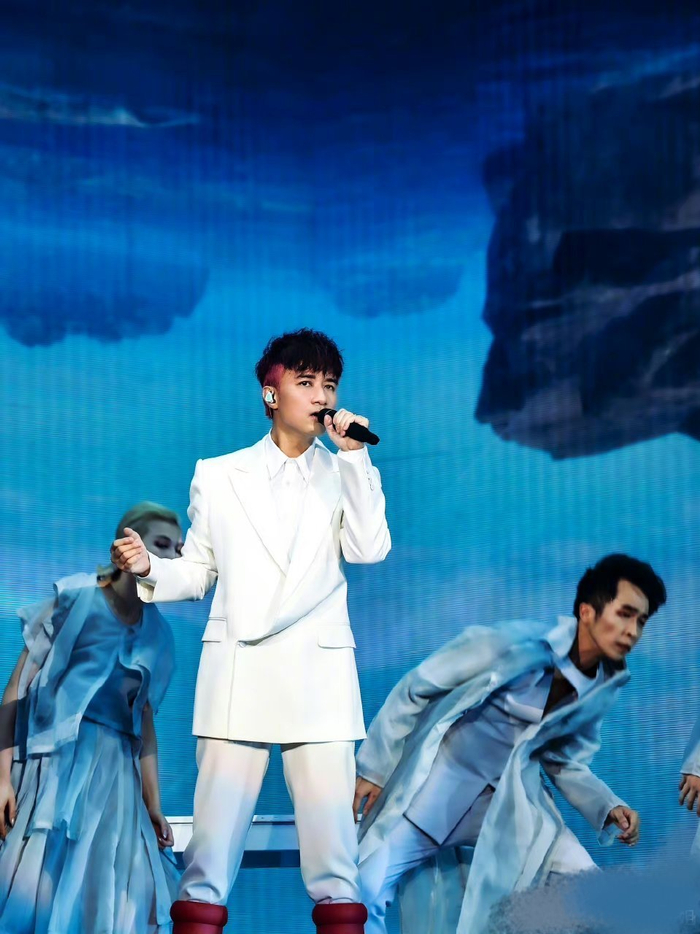 古巨基和鹿晗这个名字有一种两代人的青春碰撞感