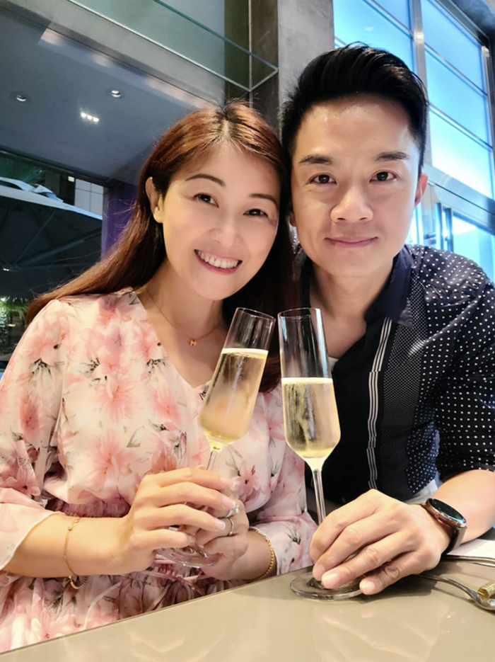 胡诺言陈琪出去吃浪漫晚餐庆祝结婚14周年 夫妻俩分享恩爱合影