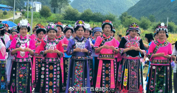 广西隆林仡佬族尝新节上的百桌宴